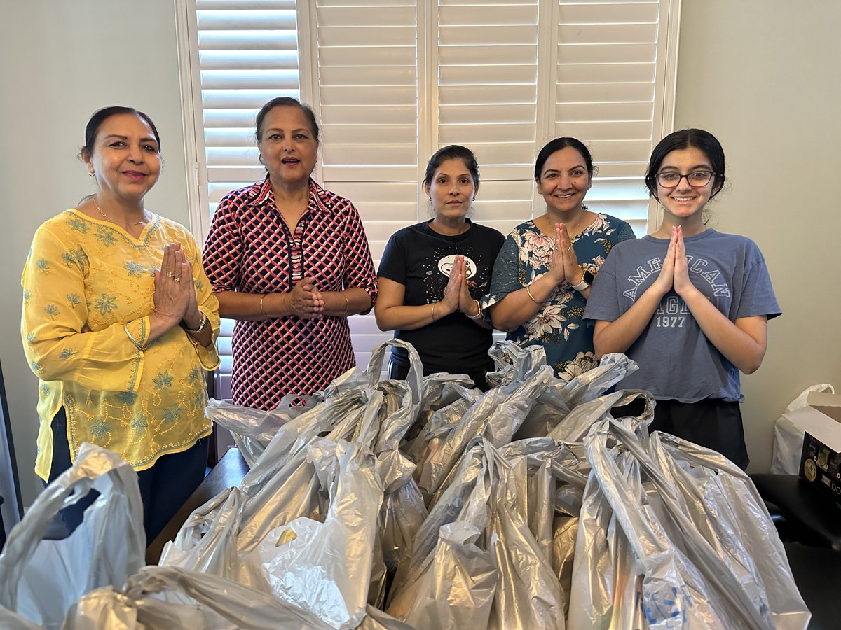 KhalsaAidUSA's tweet image. Khalsa Aid Florida packed and delivered 50 tote bags containing essential items such as soaps, shampoo, toothbrush and toothpaste, deodorant, towel,  undergarments, socks, and food snack items to Oldsmar Care facility.
#essentialitems #florida #volunteers #khalsaaidusa #khalsaaid