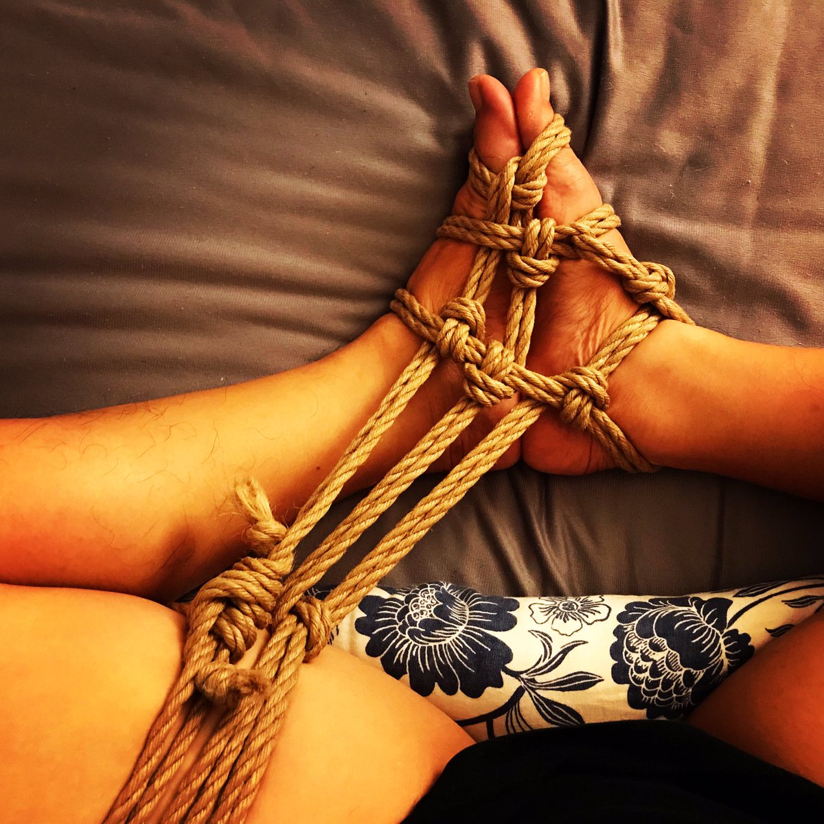 vammabkk's tweet photo. On a sleepless night, I tie ✨
#shibari #ropebondage #selftied #ropework https://t.co/OIzDYD24tr