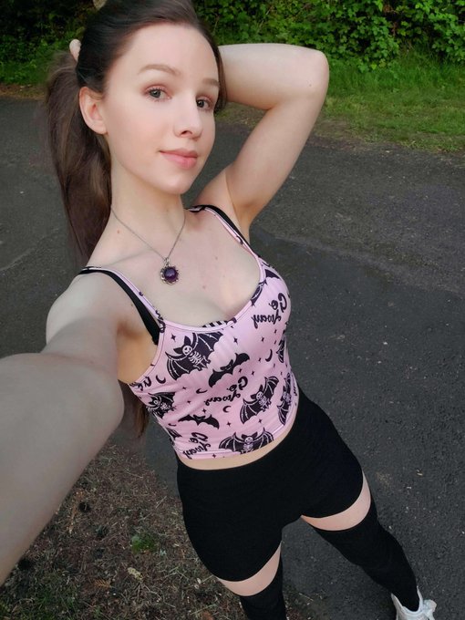 hii 💜 anyone wanna go for a walk with me? https://t.co/2J2xWTJE5s