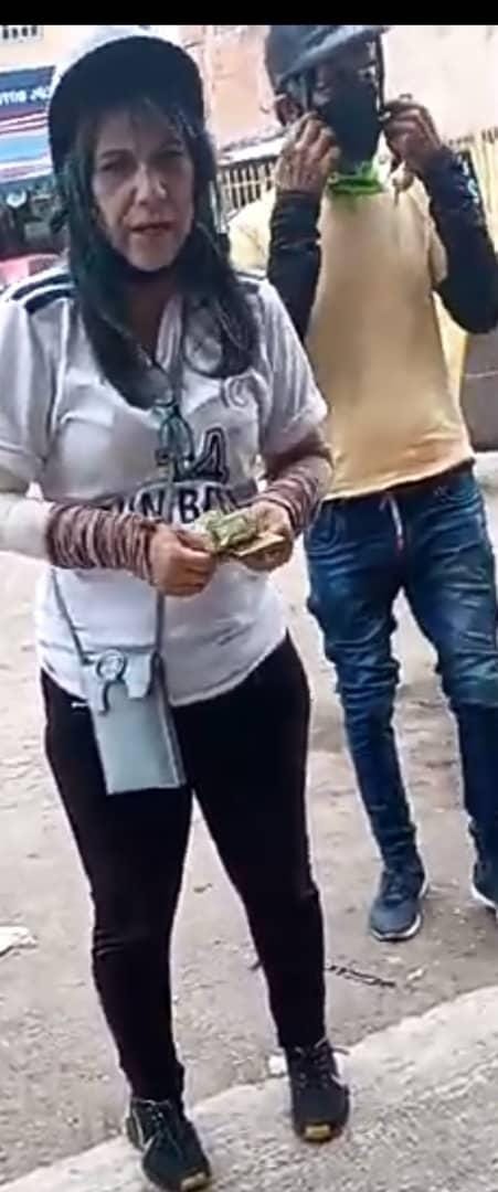 Está pareja de motorizados están actuando,cerca de gallitoro,se le sumban a los carros ,y cobran vacuna por el supuesto atropello,ya han caído cuatro personas,con la misma modalidad,delincuentes cumpliendo con el emprendimiento . Maracay estado Aragua