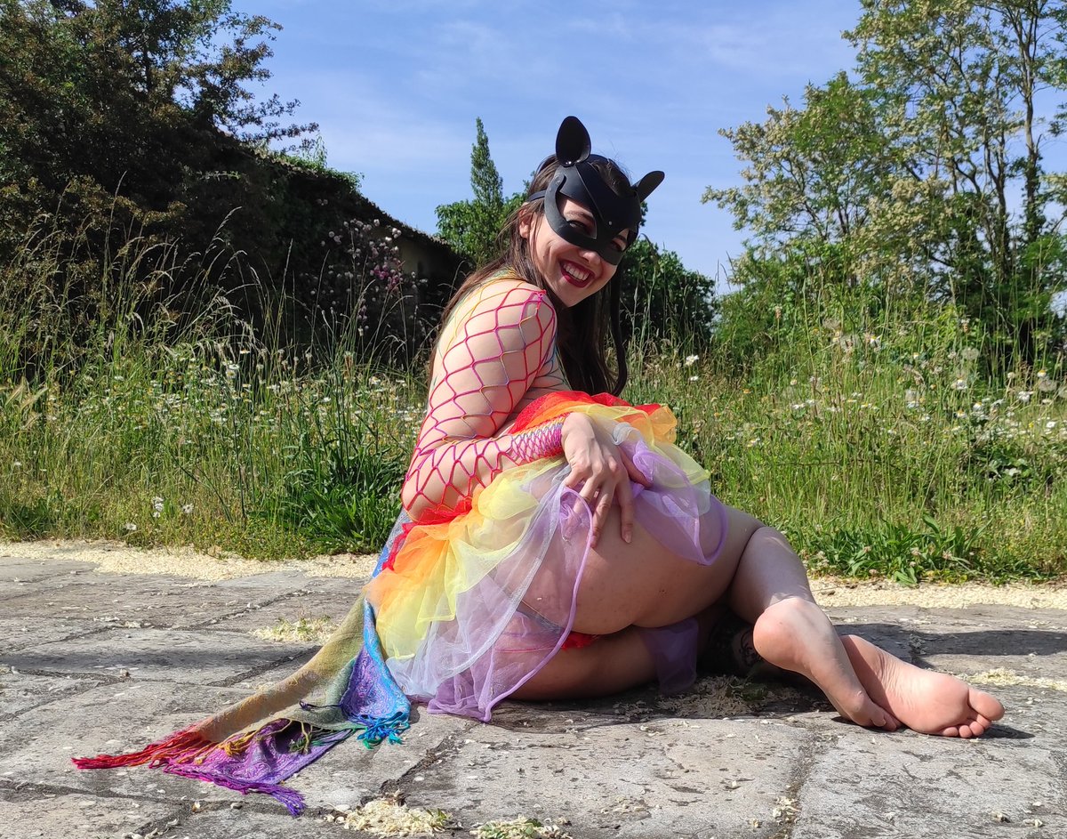 PearMaki's tweet photo. Vote for @PearMaki in the #MVContest Color Splash Contest @ManyVids - I had a lot of fun with this outside photoshoot https://t.co/CXUuQr3Mk9 https://t.co/4tGUtdjJgo