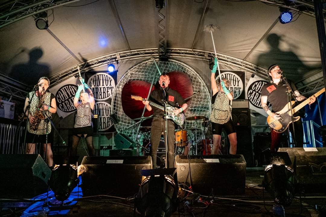 At @beardedtheory

📷 Steve White / @weshootmusicuk

#PeteBenthamandTheDinnerLadies #TheDinnerLadies #Music #Punk #PunkRock #ThislsKitchenCore #ImADinnerLady