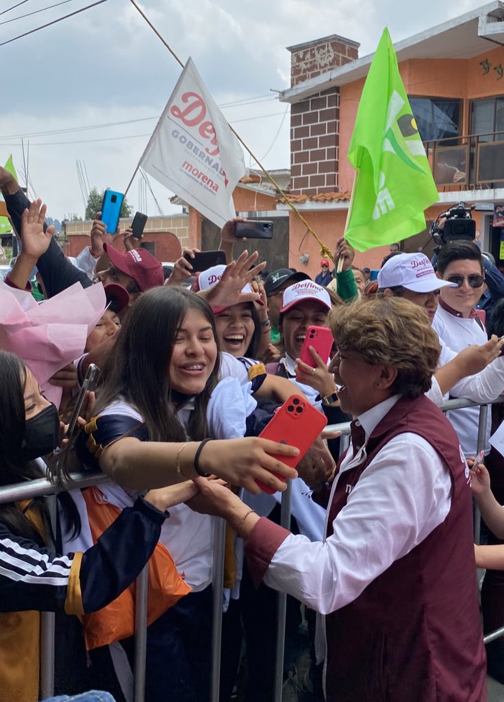 Hoy, en #Joquicingo los jóvenes desbordados en cariño con la maestra @delfinagomeza.