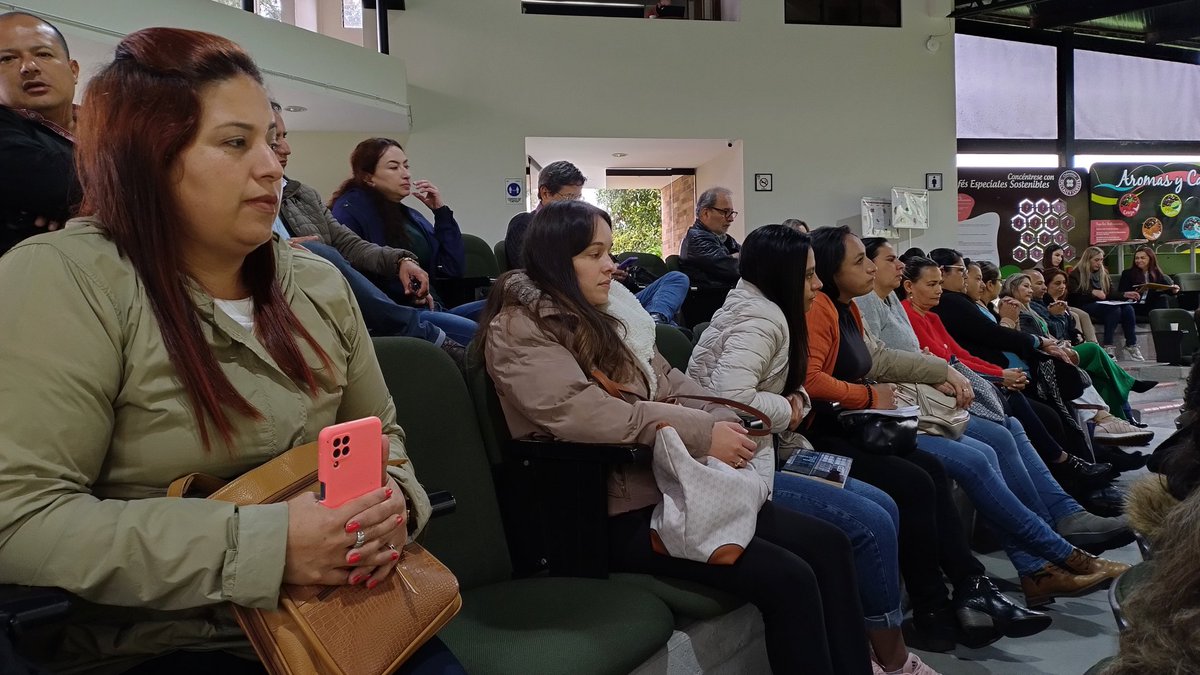 SecEducacionMz's tweet photo. #CiudadCerebro 🧠

Nos encontramos con los tutores PTA y docentes orientadores de los 51 colegios públicos, reflexionando y analizando nuestro ser. 🤩

Así beneficiamos la salud mental y emocional de docentes, tutores y estudiantes en las aulas de clase. 🏫

¡Manizales AVANZA! https://t.co/ev3kR0GbY7