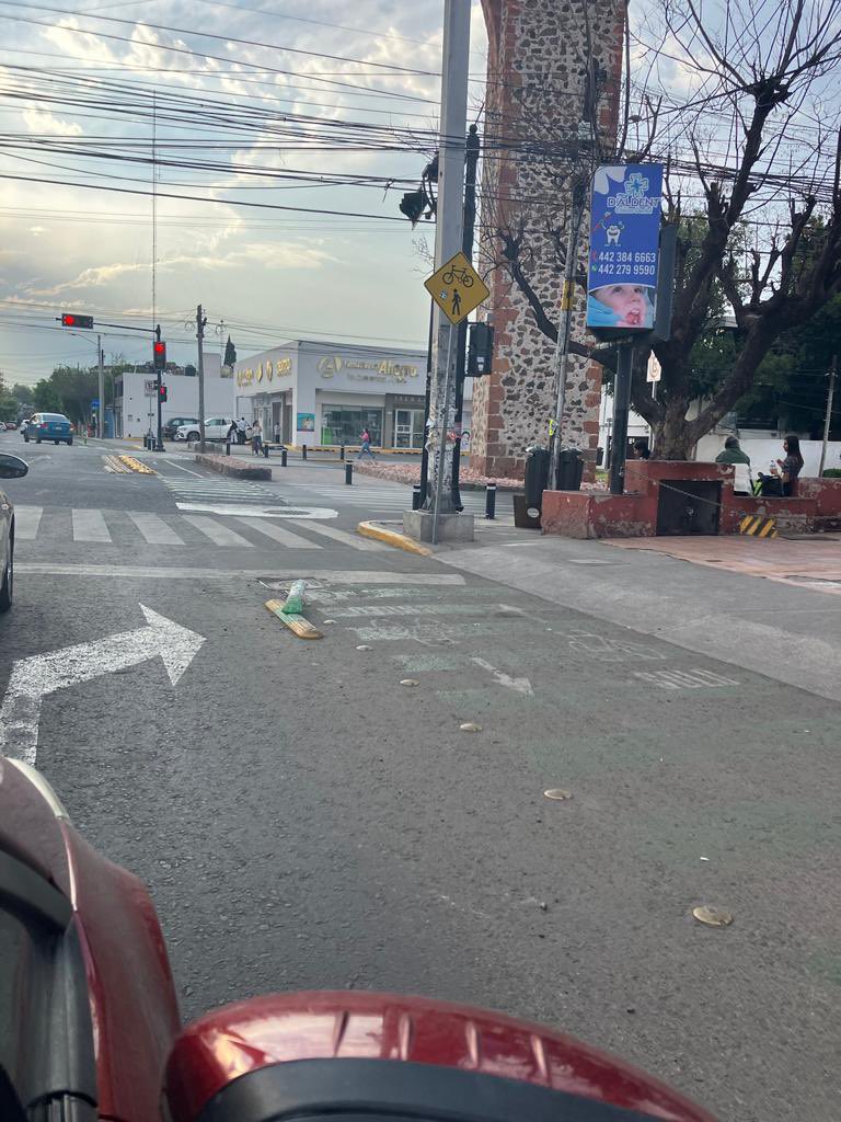 ciudadhumanahoy's tweet photo. La barrera no duró ni una semana. ¿Pueden reemplazarla por una mas resistente? @AMEQueretaro @qromunicipio Los autos constantemente invaden la ciclovía para girar a la derecha. https://t.co/uSkFUY55QX