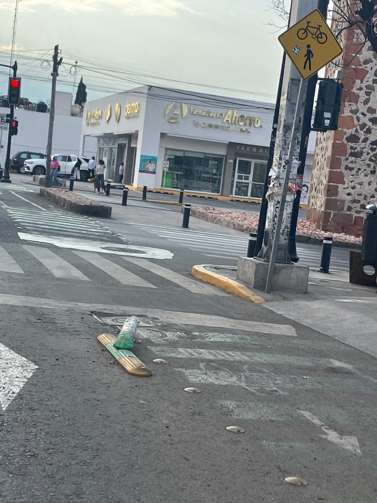 ciudadhumanahoy's tweet photo. La barrera no duró ni una semana. ¿Pueden reemplazarla por una mas resistente? @AMEQueretaro @qromunicipio Los autos constantemente invaden la ciclovía para girar a la derecha. https://t.co/uSkFUY55QX