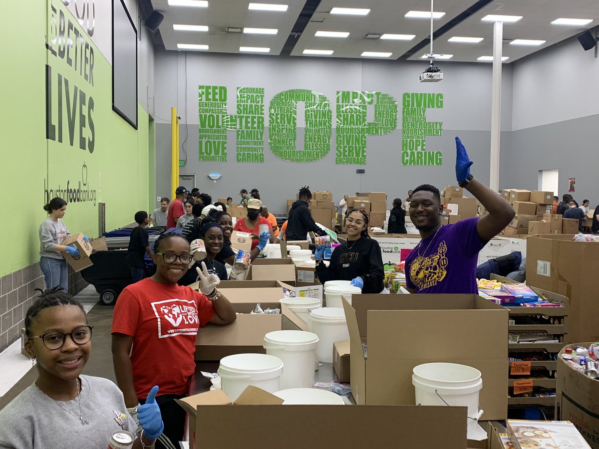 liftedwithlove's tweet photo. As always we had a great time at the Houston Food Bank! Thank you to everyone who came out and volunteered with us. See you next time! 🍏❤️ #liftedwithlove #houstonfoodbank #communityservice #houstonnonprofits https://t.co/C1ztgMxqEl