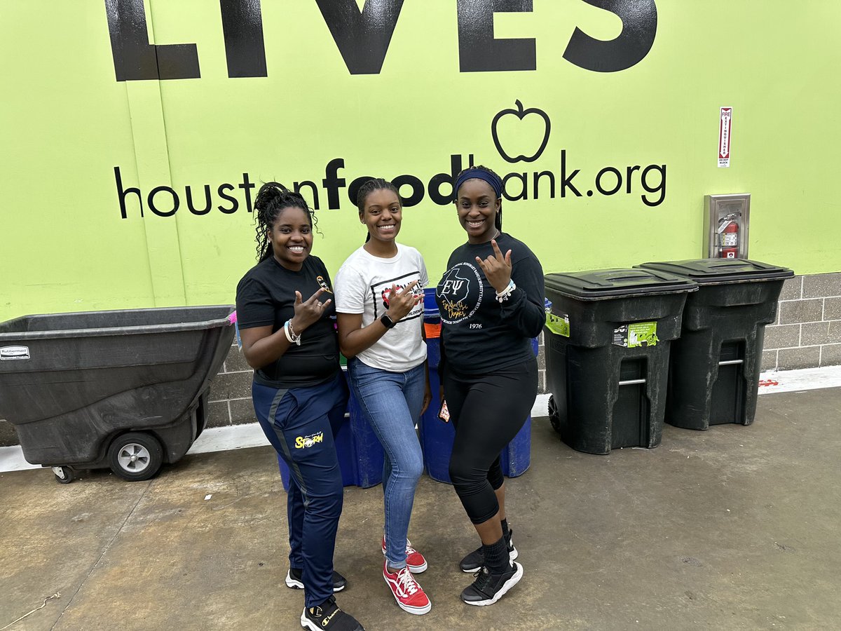 liftedwithlove's tweet photo. As always we had a great time at the Houston Food Bank! Thank you to everyone who came out and volunteered with us. See you next time! 🍏❤️ #liftedwithlove #houstonfoodbank #communityservice #houstonnonprofits https://t.co/C1ztgMxqEl
