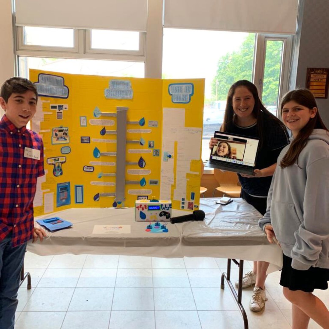 CIJETech's tweet photo. Middle school students from Moriah, Noam, RPRY &amp; SAR showcased their creations at the CIJE Bytes Fair last week! 🇮🇱 Students created experiences to teach about Israel's history using electrical components and gained an array of skills through the hands-on process. #CIJEinAction https://t.co/nUJf0cvEJv
