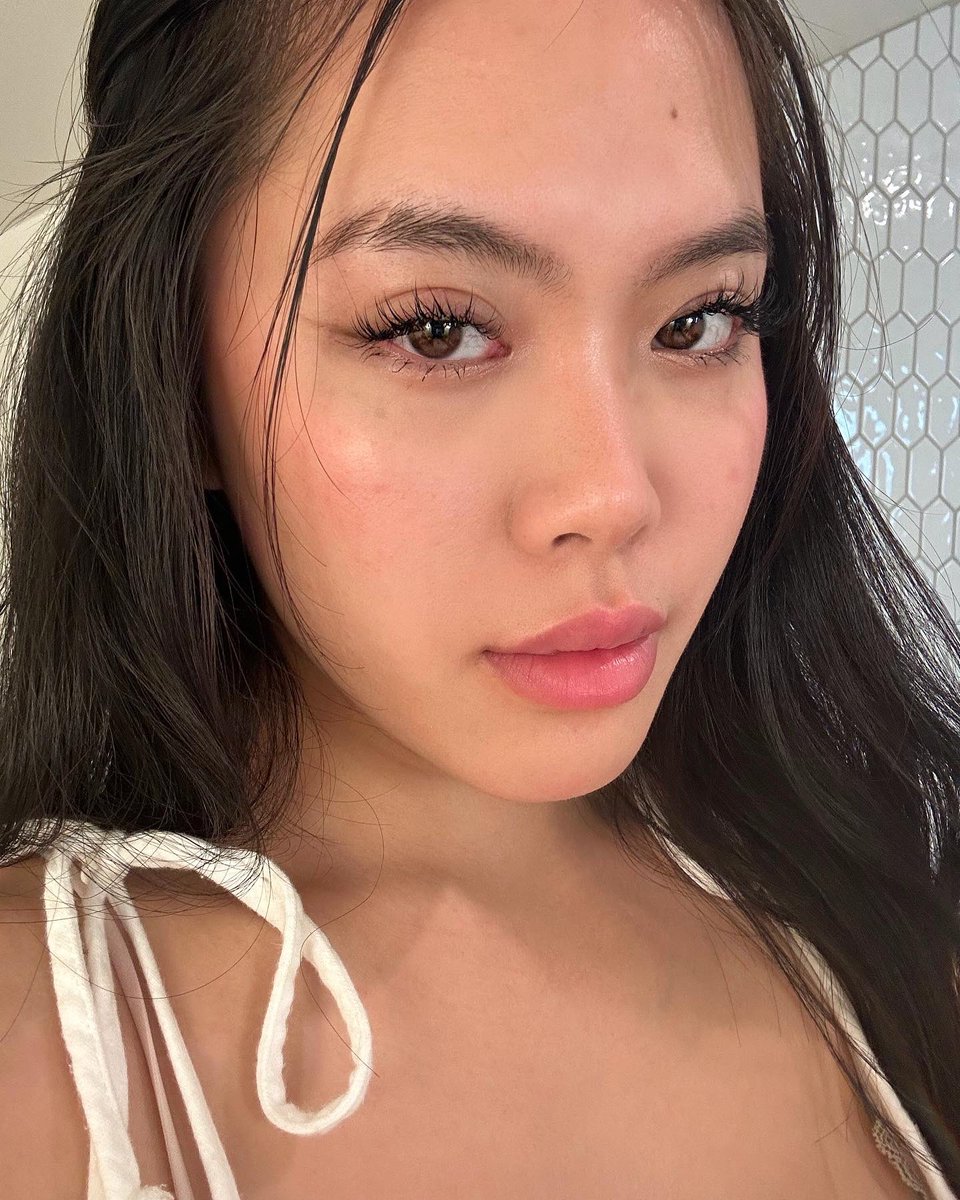 emmesvo's tweet image. Love wearing white