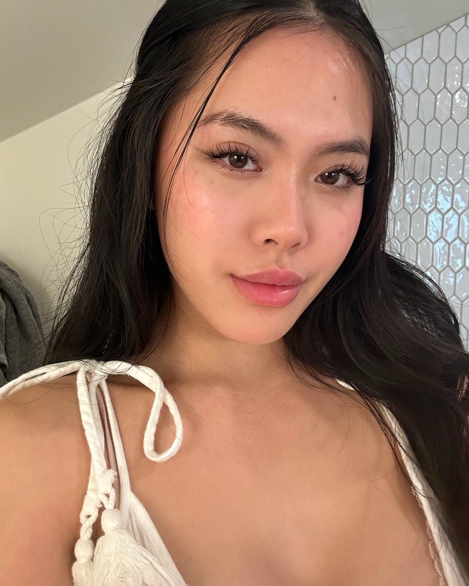 emmesvo's tweet image. Love wearing white