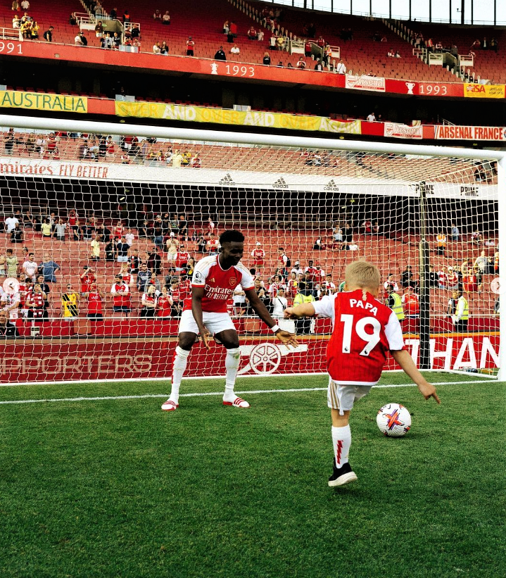 Trossard's kid tries to score a goal past Bukayo .
Saka breaks the goalkeeper's rules 😅