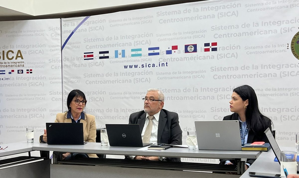 SICREEE_SICA's tweet photo. La Coordinadora del #SICREEE, junto a la Dirección de Planificación de la @sg_sica y representantes de @GET_transform y @giz_gmbh exploraron potenciales áreas de cooperación en materia de energía renovable, transición energética y desarrollo sostenible en la región. https://t.co/qBBo54tChH