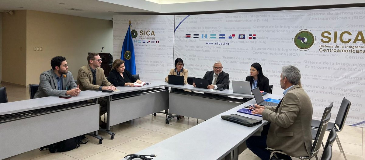 SICREEE_SICA's tweet photo. La Coordinadora del #SICREEE, junto a la Dirección de Planificación de la @sg_sica y representantes de @GET_transform y @giz_gmbh exploraron potenciales áreas de cooperación en materia de energía renovable, transición energética y desarrollo sostenible en la región. https://t.co/qBBo54tChH