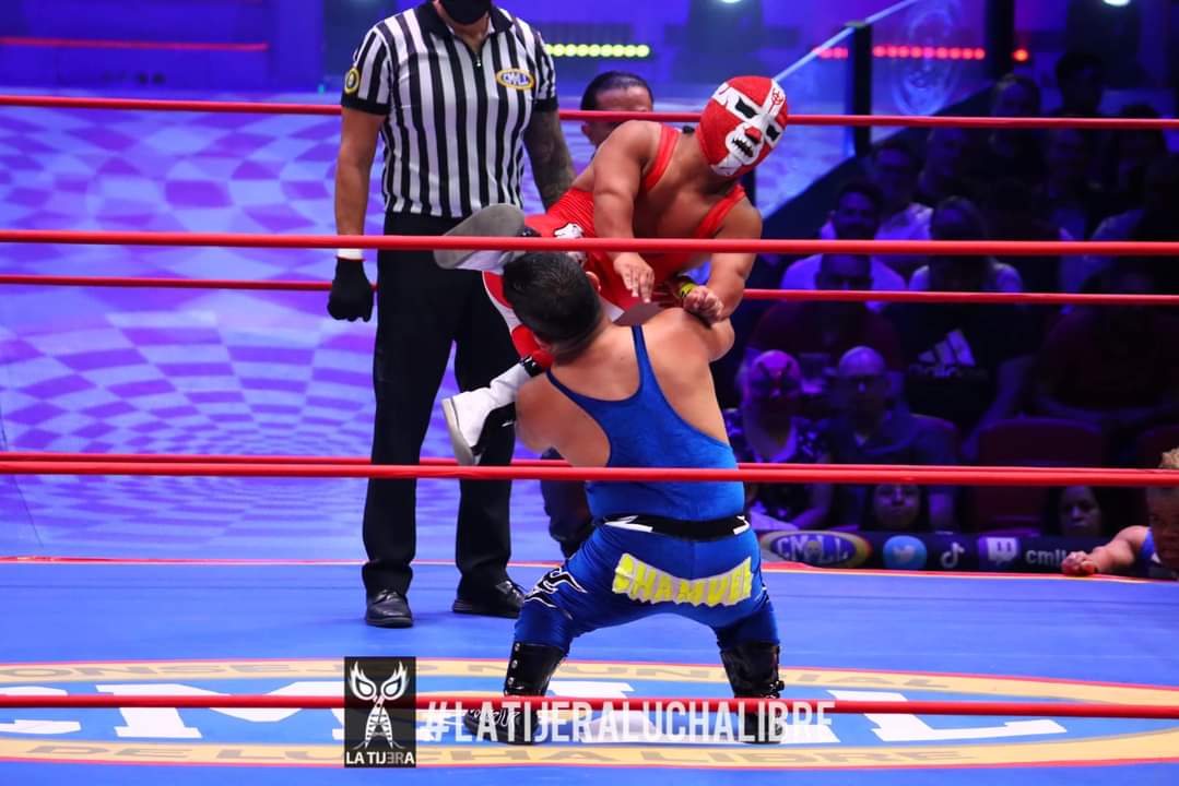 LaTijeraLucha's tweet photo. Gran arranque de función del #CMLL en los #MartesDeArenaMexico, donde el talento de los #MicroEstrellas se hizo presente para beneplácito de la afición, saliendo con la mano en alto #MicroGemeloDiabloI, #MicroGemeloDiabloII y #MicroSagrado... https://t.co/GXLmdWRTRz