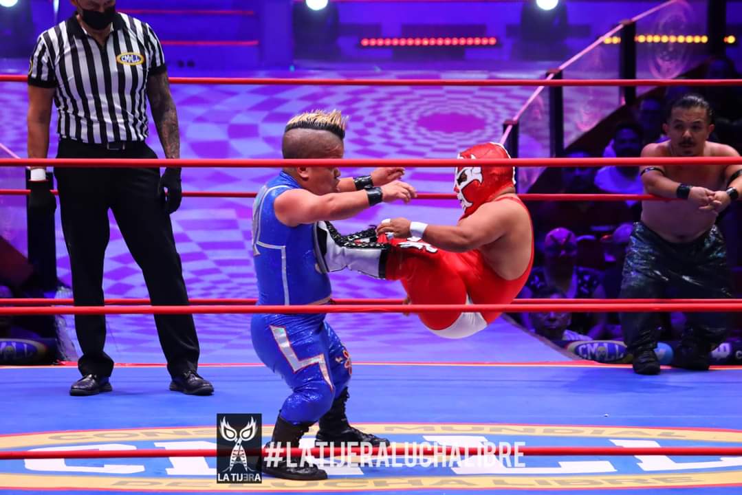 LaTijeraLucha's tweet photo. Gran arranque de función del #CMLL en los #MartesDeArenaMexico, donde el talento de los #MicroEstrellas se hizo presente para beneplácito de la afición, saliendo con la mano en alto #MicroGemeloDiabloI, #MicroGemeloDiabloII y #MicroSagrado... https://t.co/GXLmdWRTRz