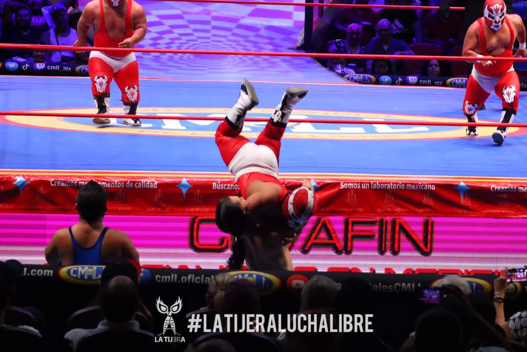 LaTijeraLucha's tweet photo. Gran arranque de función del #CMLL en los #MartesDeArenaMexico, donde el talento de los #MicroEstrellas se hizo presente para beneplácito de la afición, saliendo con la mano en alto #MicroGemeloDiabloI, #MicroGemeloDiabloII y #MicroSagrado... https://t.co/GXLmdWRTRz