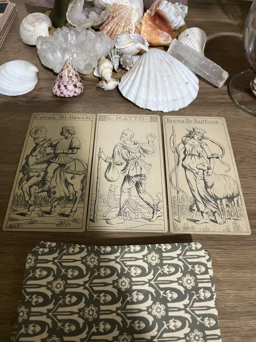 Peixes🕊️

O melhor caminho é aceitar a sua essência, os últimos meses podem ter sido bem dolorosos por que sustentar uma vida que não condiz com a sua essência e prazeres tem sido deprimente…vazia! Vcs precisam sustentar o que vcs são de verdade, mostrar ao mundo para