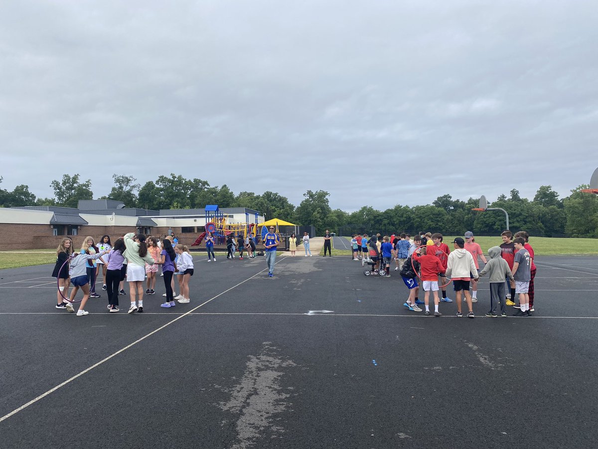 LowesIslandElem's tweet photo. Thanks @SRMS_Official for coming to visit with our 5th graders this morning!! We know you will take great care of our Leopards as they transition to middle school! Love our cluster ๐ซถ๐ผ #SpottedatLOW https://t.co/YfAauub5dy