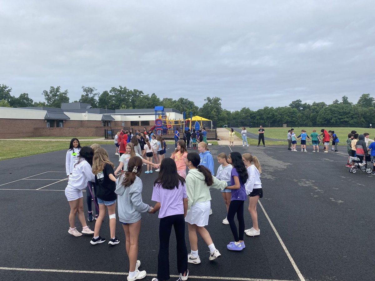 LowesIslandElem's tweet photo. Thanks @SRMS_Official for coming to visit with our 5th graders this morning!! We know you will take great care of our Leopards as they transition to middle school! Love our cluster ๐ซถ๐ผ #SpottedatLOW https://t.co/YfAauub5dy