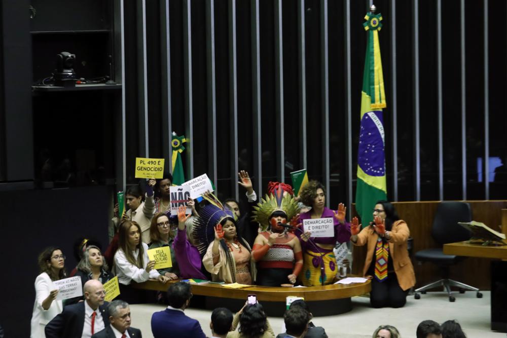 TuchoBraga's tweet photo. 👉 Com protestos dos partidos de esquerda, o plenário da @camaradeputados acaba de aprovar, por 283 votos a favor, 155 contra 1 abstenção, o texto principal do PL 490, que vai ao Senado. O projeto é a maior ameaça aos direitos indígenas em décadas! 

📸 Bruno Spada / Ag. Câmara https://t.co/gfZDieTuCA