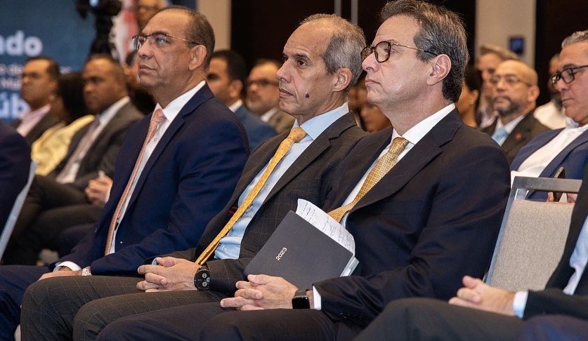 AMCHAMDR's tweet photo. “El futuro de la movilidad de carga terrestre” fue el tema central de nuestro #AMCHAMDRTalks del #ComitéFacilitacióndeComercio, que contó con la disertación del ministro de @MOPCRD, @DeligneAB, el director del @INTRANT_RD, @hugoberas y José Pérez, consultor en transporte @el_BID https://t.co/FaL8gjkVcy