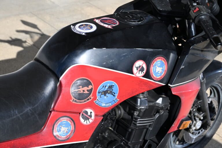 motospo_'s tweet photo. トップガン マーヴェリックの愛機「GPZ900R」劇中車を徹底解説！ 実車を捉えた！ https://t.co/upSThDU29F

映画『トップガン マーヴェリック』で主人公役のトム・クルーズが実際に駆った2台の愛機が日本上陸！36年分の歳月を再現したGPZ900Rのリアルな姿は、第1作を知る者なら感涙必至だぁ！ https://t.co/yCQ5i4Ty10