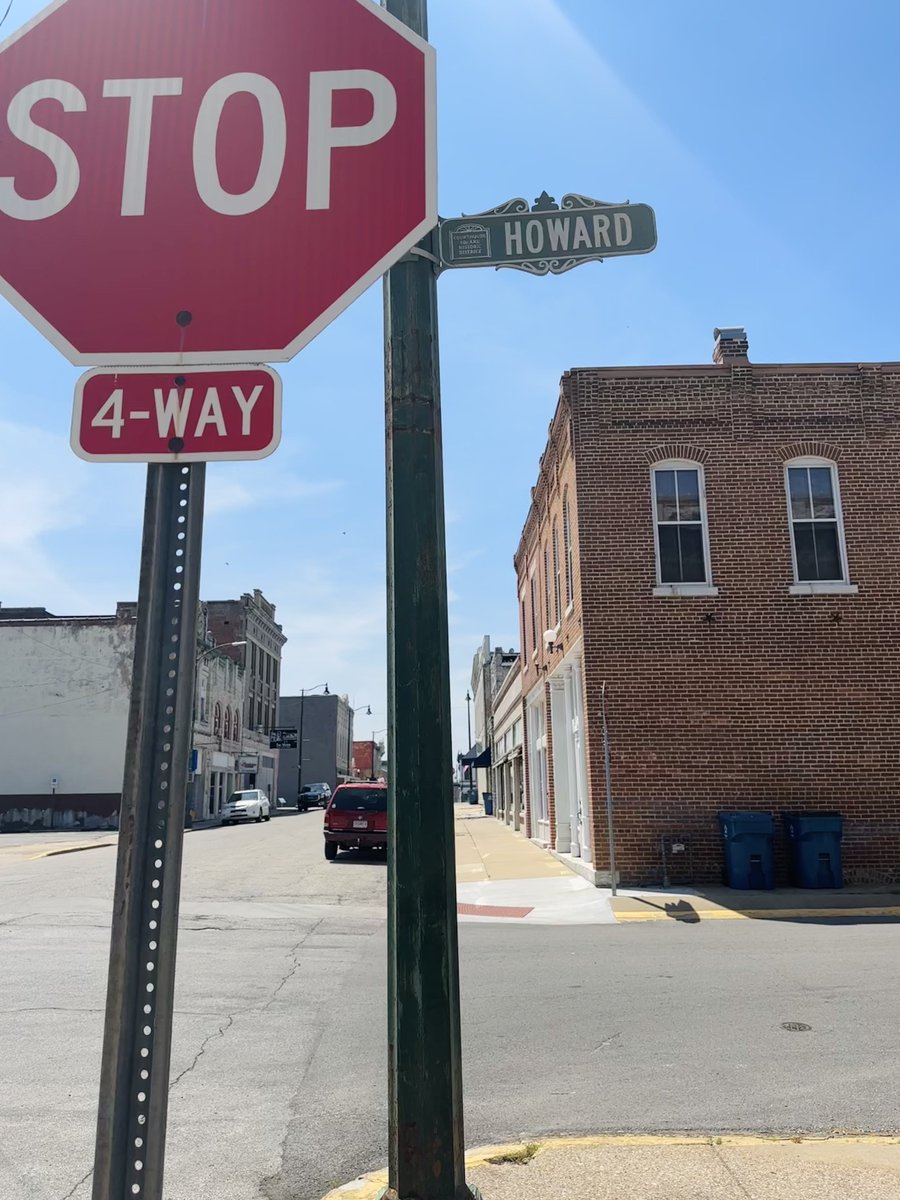 He replies “Yes, after the Civil War, pro-Unionists settled here and surroundings, renaming the streets. We also have a “Howard Street, named after you know who.” 

Dear Followers, after I left the museum, I went looking for Howard Street 👇👇👇