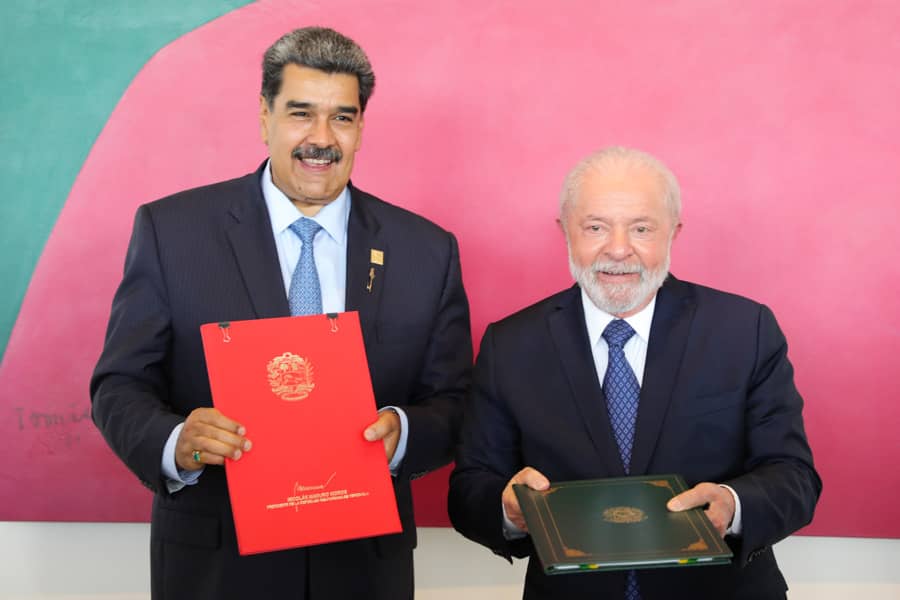 Los presidentes <a href="/NicolasMaduro/">Nicolás Maduro</a> y <a href="/LulaOficial/">Lula</a> firman distintos convenios de cooperación que garantizan y consolidan el restablecimiento de las relaciones bilaterales en beneficio del pueblo venezolano y brasilero.
#RenacimientoDelSur