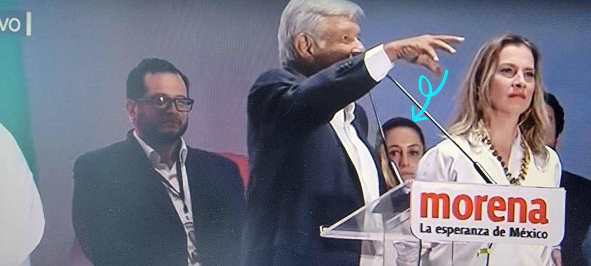 rafher1972's tweet photo. @MissSunshine4 Asi es, totalmente de acuerdo contigo,que se haga la encuesta y quien gane pues a apoyar,pero por mucho veo que #EsClau ,la única que no a sido chapulina ni brinca de un partido al otro,es mas, cuando #AMLO gano en 2018,quien fue èl o la única que estuvo ahí con AMLO? pues Clau! https://t.co/B5h0SVzsrN