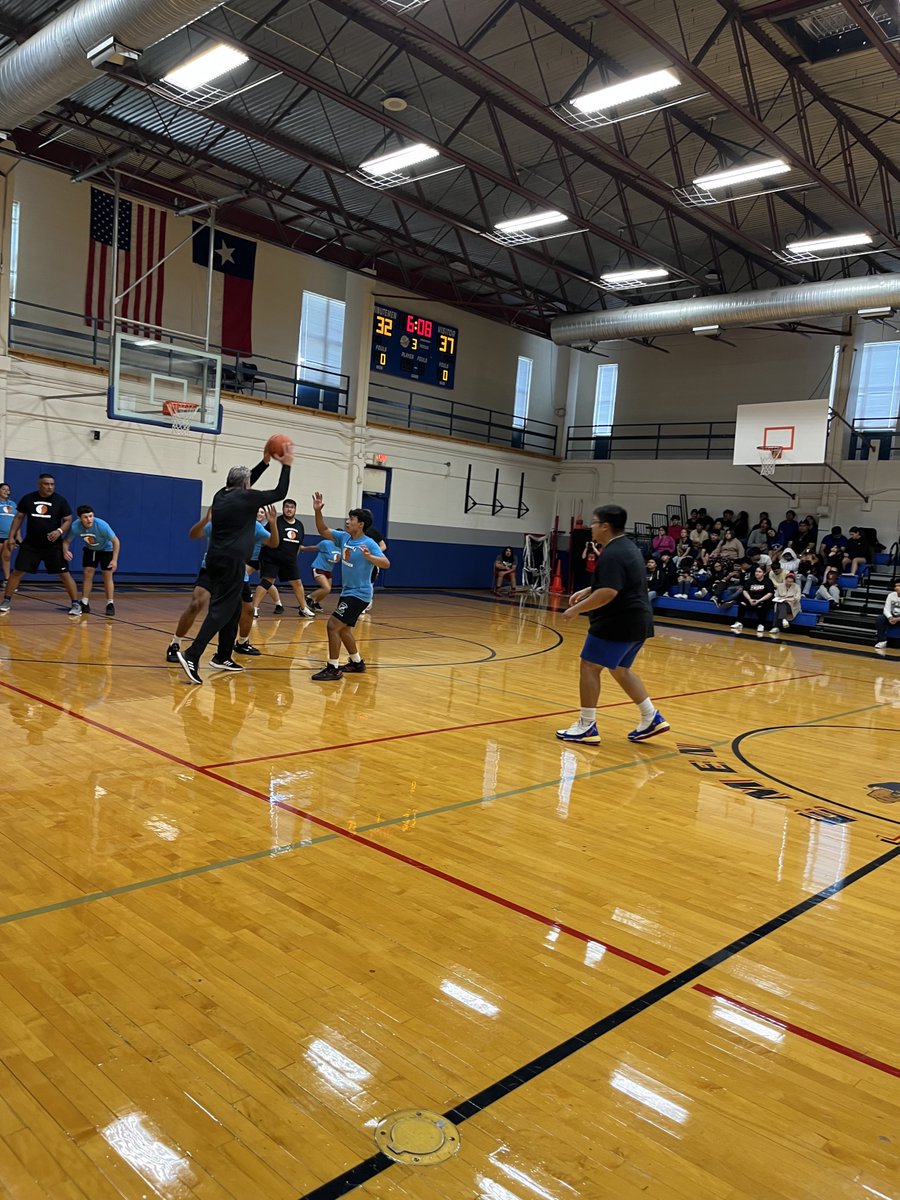 Had a blast in a come from behind victory in the Faculty vs Jrs basketball game held @EISDMemorialHS @EISDofSA  gym. Always  have the heart of a champion & #PlayToWIN. Busy week ahead! #RememberThe55 #FAM