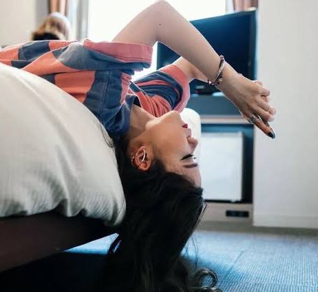 QGdoPOP's tweet image. 🚨 Especialistas alertam que é hora da Geração Z (nascidos em 1997 a 2010), pararem de ‘apodrecer em uma cama’ e irem fazer alguma coisa. 

"Antes eles mentiam aos pais para sair, agora eles mentem aos amigos para ficarem em casa.”