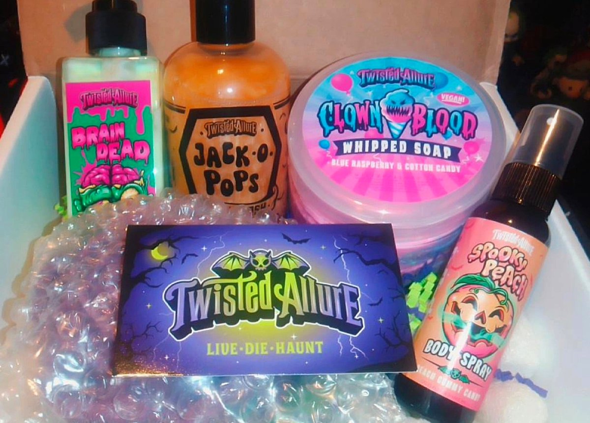 FlickrofMidnite's tweet image. My amazing spooky order from Twisted Allure arrived Today! LOVE!!!! 💜🎃💚🎃🧡 #twistedallure #spooky #keepitspooky #halloween #halloweenallyear #halloweengirl #gothgirl #spookycute #bathandbody