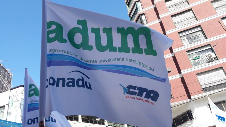 radiodelaazotea's tweet image. Regímenes Jubilatorios y Poder Adquisitivo Comparado de #Docentes y #Jubilados Universitarios: #ADUM presenta un estudio único a nivel país. @PSanllorenti #MardelPlata

radiodelaazotea.com.ar/comunicados/po…