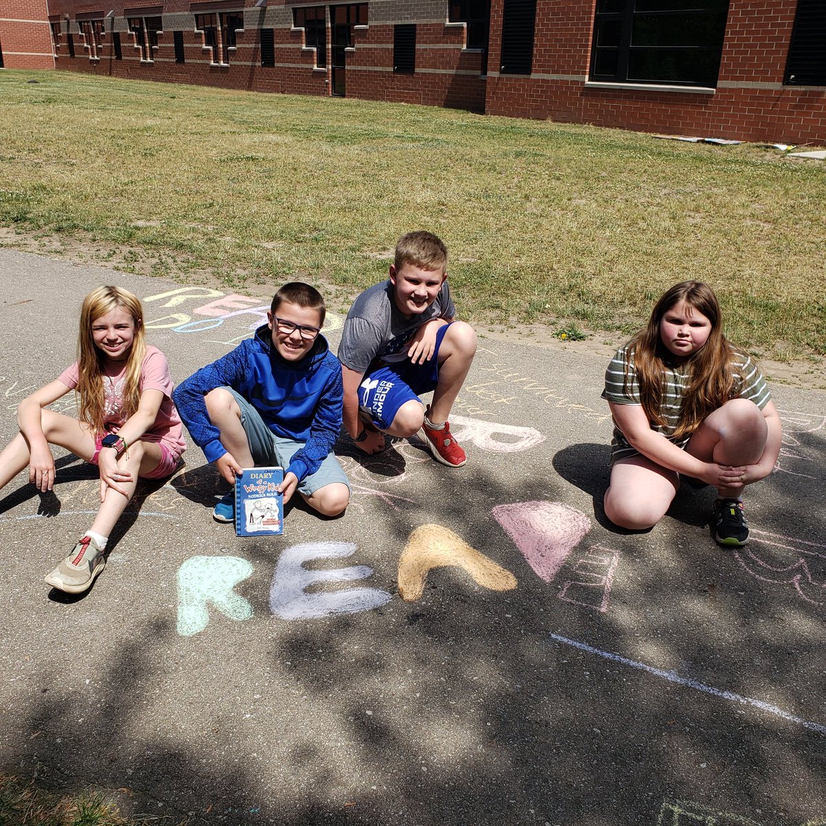 mpenneyosborn's tweet photo. Beautiful day to draw book covers outside!🖍📚🌞#GLCSRead #GoGullLake #GLCSRyan @glbluedevils @rwoodrow8 @ambell0727 https://t.co/fdotLHPHgo