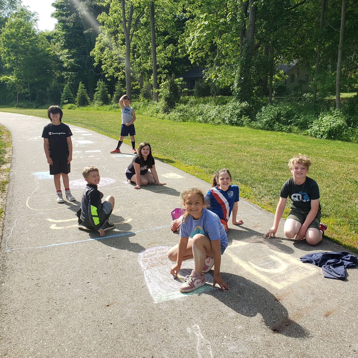 mpenneyosborn's tweet photo. Beautiful day to draw book covers outside!🖍📚🌞#GLCSRead #GoGullLake #GLCSRyan @glbluedevils @rwoodrow8 @ambell0727 https://t.co/fdotLHPHgo
