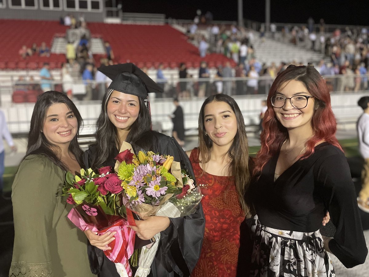 faaded_'s tweet photo. I never posted these here 🥲🤍🎓 congrats again avery 🤍 https://t.co/pn3650ddIh