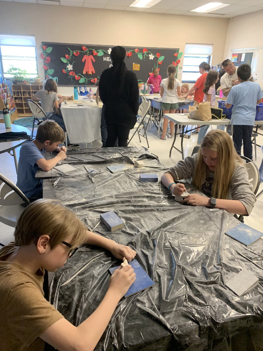 MsKylaC's tweet photo. Another afternoon of #soapstonecarving & they worked so hard on these!! Proud of my lilβ artists! Thank you to @nistawoyou for this opportunity, we had so much fun πͺ¨πͺπͺπ©Ά #fmcsd #indigenousart https://t.co/ielz1DGhyg