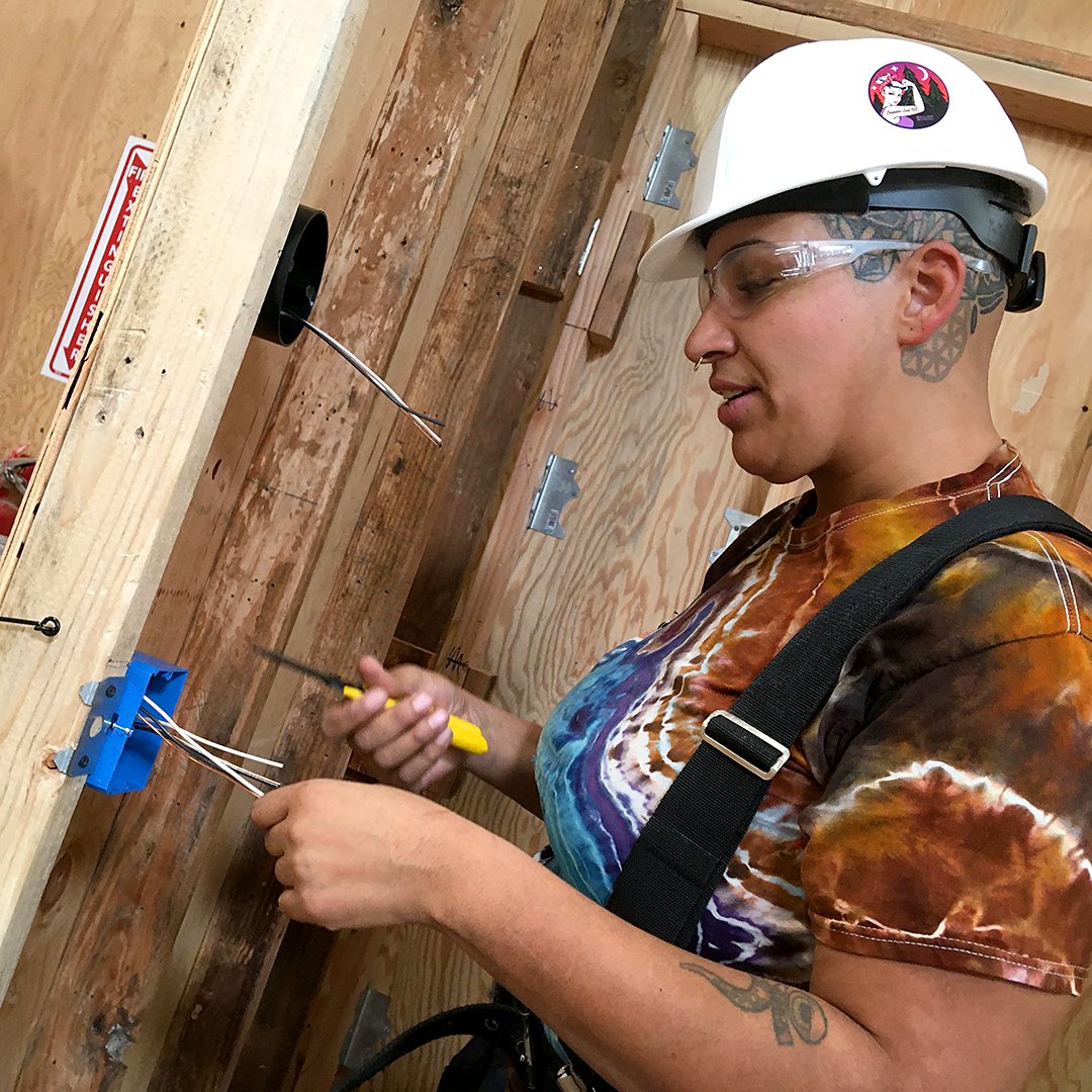 SpfldChamber's tweet image. EARN WHILE YOU LEARN! PAID TRAINING for women and gender minorities now available in the Springfield area! @myworkmyfuture helps you learn essential skills and gain hands-on experience and confidence to start your career in construction!
 💪👷‍♀️🧡

#womenintrades #paidtraining