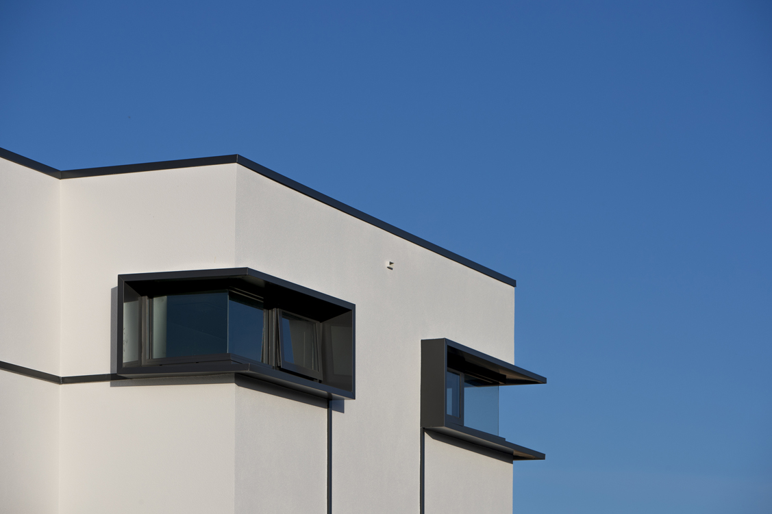 BespokeHQ's tweet photo. A window shroud detail of Bespoke Derbyshire House 2. The shrouds add depth to the rendered facade. The contrasting colour adding the drama.
Photography credit @dean_walters Builder @derbyshirehomes https://t.co/FO6X4ejXMc
