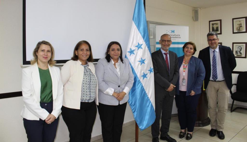 Agradecida con la visita del Director del Centro de Inversiones de la FAO @MManssouri. Seguimos buscando estrategias para aumentar los negocios agroalimentarios en Honduras.

#UnidosPorElAgro #FAO #CFI #Honduras