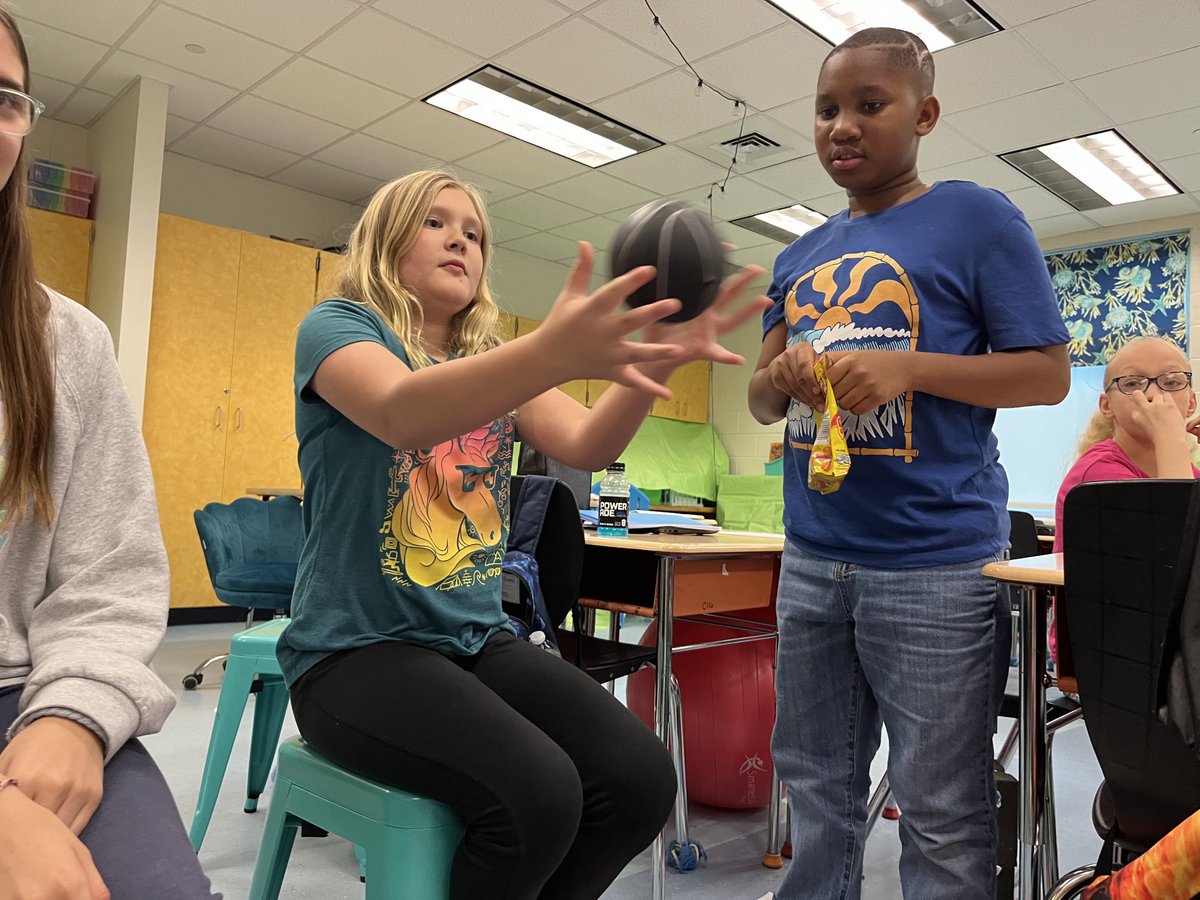 KeriDudley18's tweet image. VAStudies review - a simple circle ball toss &amp;amp;question/answer from notes.They loved it! Everyone wanted to catch it &amp;amp;answer.Oh shoutout to my media specialist Aliyah who said,Wait we have to take pictures of the fun!🥰 ⁦@CESg8trs⁩ ⁦@SufVAschools⁩    #creatingachievers