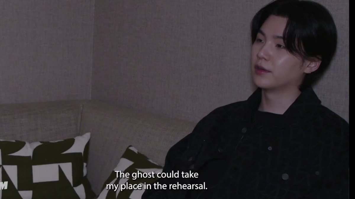 mhereonlyforbts's tweet photo. Jojo Wright asking to yoongi, since a lot of kartists told him their performances are haunted because ghosts are attracted to music, if he has fear of ghosts and the way yoongi just-😭😭 https://t.co/efkXyJgcUr