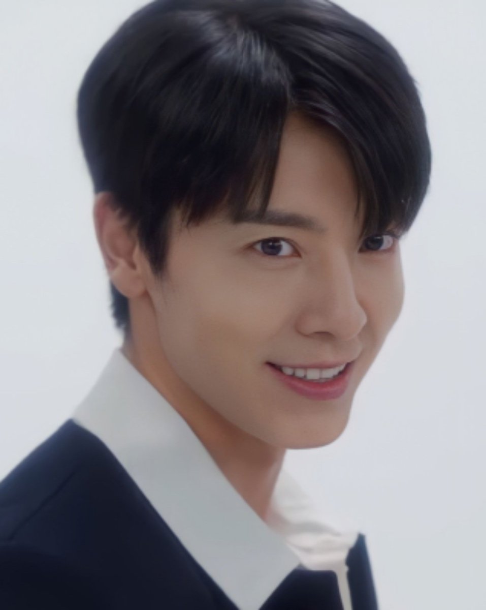 I've read some comments about wanting Donghae acting in the future in a villain or kinda twisted character...and I wholeheartedly agree...I mean, look at this smile 😭😭, he would do great and it would an amazing opportunity for him too 🥺