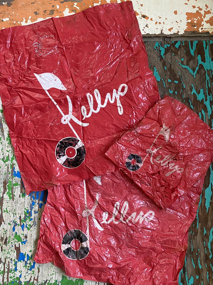 FraserRiverFind's tweet photo. In the post I am quoting you can see two vintage Kellys Record Store bags and guess what… I have now found a 3rd one.

#FraserRiverJunkyard, the gift that keeps giving…

PS the small one must be for 8 tracks &amp; cassettes as it pre-dates CDs

#FraserRiverBags 
#PlasticPollution https://t.co/s5pMlKXzNF