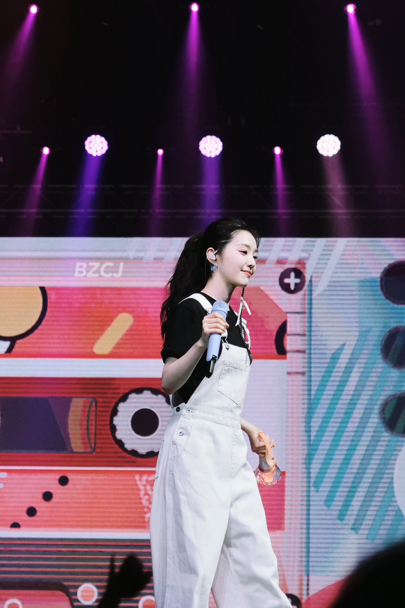 VIA_thebeauty's tweet photo. 230530 Amsterdam 
Irene   R to V Concert 

#아이린 #배주현 #IRENE https://t.co/6HgWEtGhE9