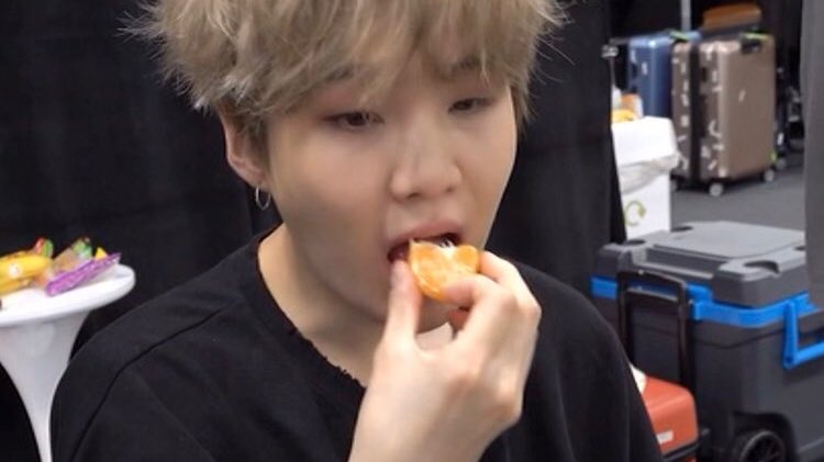 vminiecats's tweet photo. — #SUGA en una reciente entrevista habló sobre su amor a las mandarinas. 

🐱 : “Me encantan las mandarinas desde que era pequeño. En el invierno, comemos muchas mandarinas en Corea, comprábamos una caja y mi hermano y yo nos las comíamos todas en solo 2 o 3 días. (+) https://t.co/1XDwH3itv7