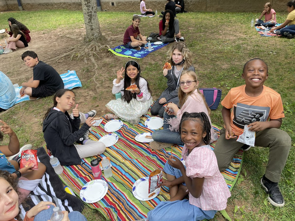 SarahLeclercq01's tweet image. Student Leaders spent the afternoon getting to know their Pen Pals! What a memorable experience for our students. Thank you @YorkshireElem for helping us start a Pen Pal program and creating a new FAVORITE tradition ♥️📝
