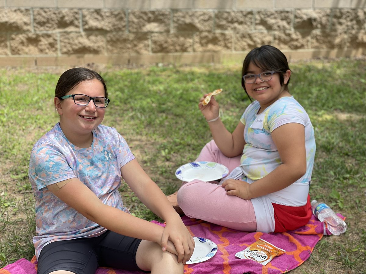 SarahLeclercq01's tweet image. Student Leaders spent the afternoon getting to know their Pen Pals! What a memorable experience for our students. Thank you @YorkshireElem for helping us start a Pen Pal program and creating a new FAVORITE tradition ♥️📝