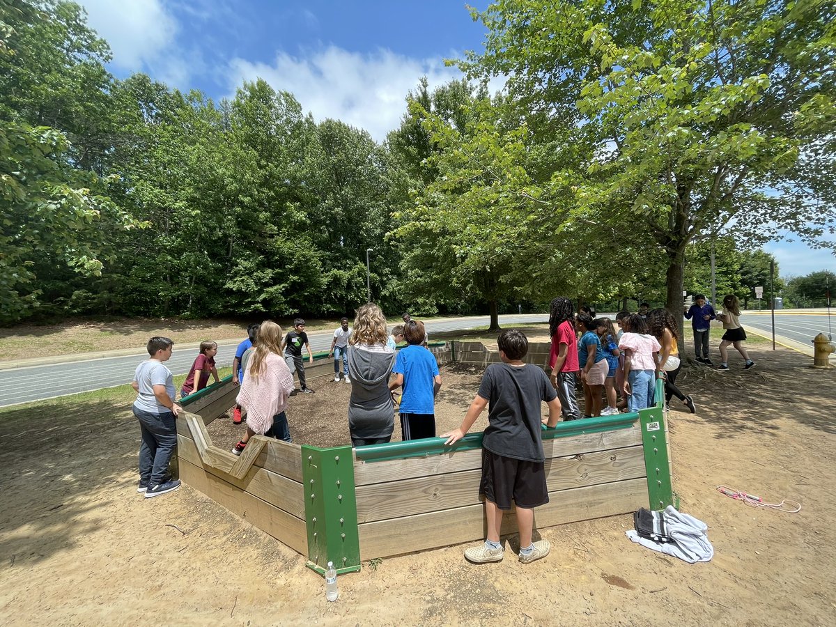 SarahLeclercq01's tweet image. Student Leaders spent the afternoon getting to know their Pen Pals! What a memorable experience for our students. Thank you @YorkshireElem for helping us start a Pen Pal program and creating a new FAVORITE tradition ♥️📝